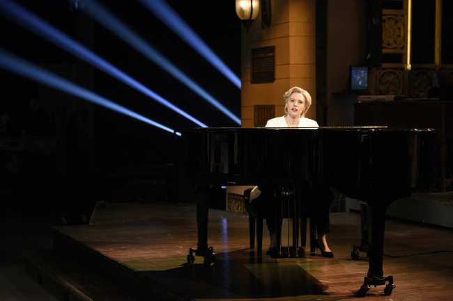 Kate McKinnon interpreta a Hillary Clinton mientras canta Hallelujah de Leonard Cohen durante el sketch abierto posterior a las elecciones en SNL