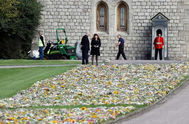 Ferguson se unio a Andrew para ver tributos florales fuera del Castillo de Windsor la semana pasada