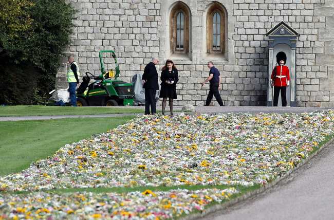 El principe Andrew duque de York y Sarah duquesa de York miran los tributos florales colocados por personas cerca del castillo de Windsor luego de la muerte de la reina Isabel de Gran Bretana en Windsor Gran Bretana