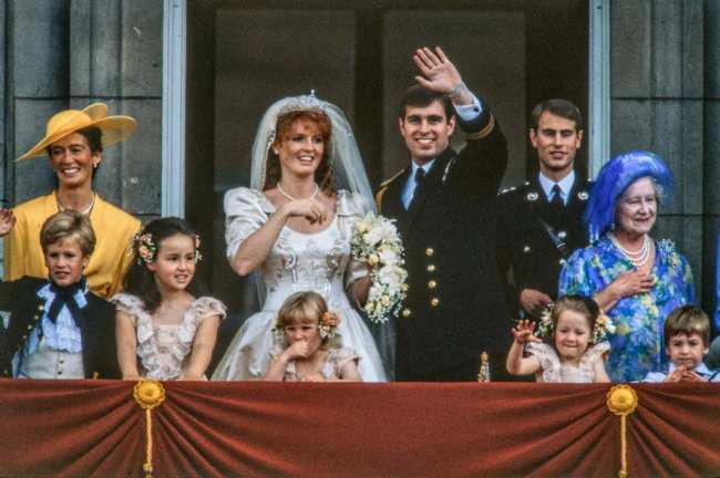 El duque y la duquesa de York recien casados en un balcon del Palacio de Buckingham
