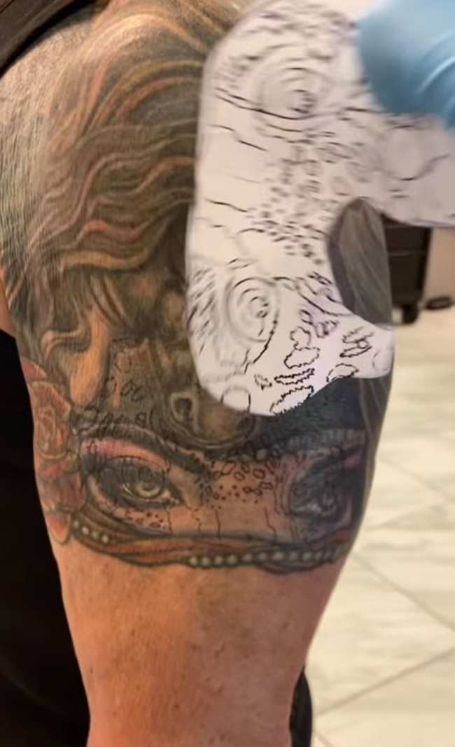 Stallone volvio con el mismo tatuador que cubrio un retrato del rostro de Flavin el mes pasado