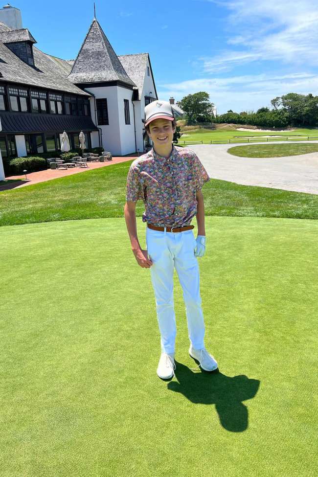 Brady llevo a su hijo Jack al exclusivo Maidstone Golf Club en los Hamptons para celebrar su 15 cumpleanos