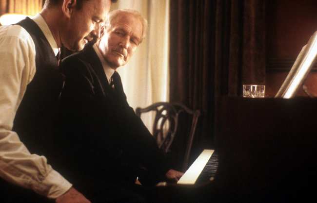 En la pelicula Hanks interpreta a Michael Sullivan mientras que Newman interpreta al jefe de la mafia irlandesa John Rooney