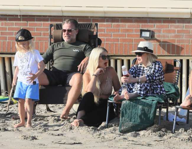 PREMIUMEXCLUSIVO Tori Spelling y su madre Candy Spelling se reencuentran por primera vez en anos mientras disfrutan de un dia en la playa en Malibu NO HAY WEB HASTA LAS 330 pm ET del 6 de septiembre de 2022