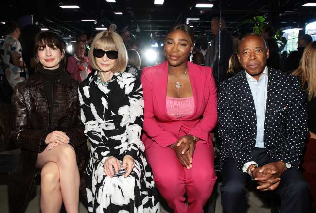 Adams conocio a estrellas como Anne Hathaway Anna Wintour y Serena Williams durante la Semana de la Moda de Nueva York