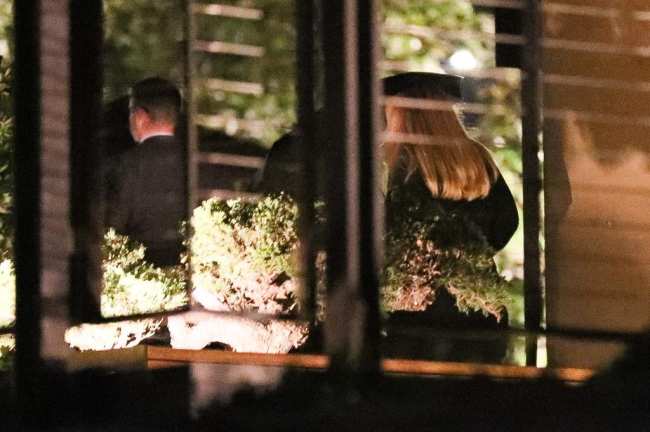EXCLUSIVO Adele mantiene un perfil bajo mientras sale para la cena de cumpleanos de Cameron Diaz en Nobu
