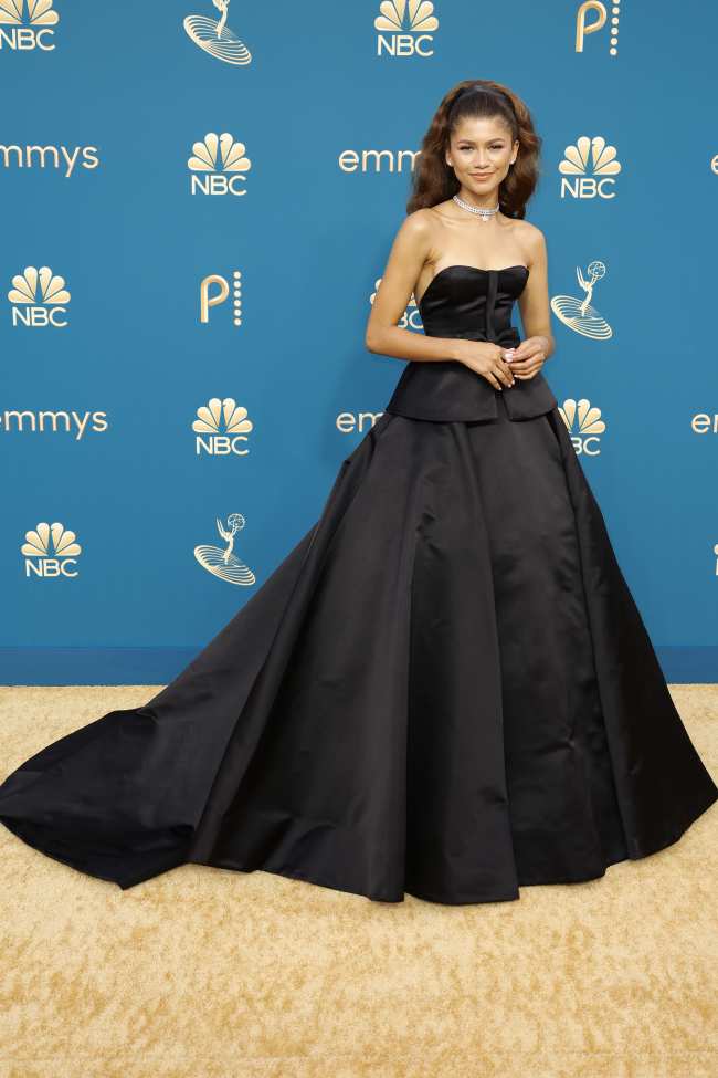 Zendaya uso un vestido negro de Valentino en la alfombra roja de los Emmy 2022 complementado con impresionantes joyas de Bulgari