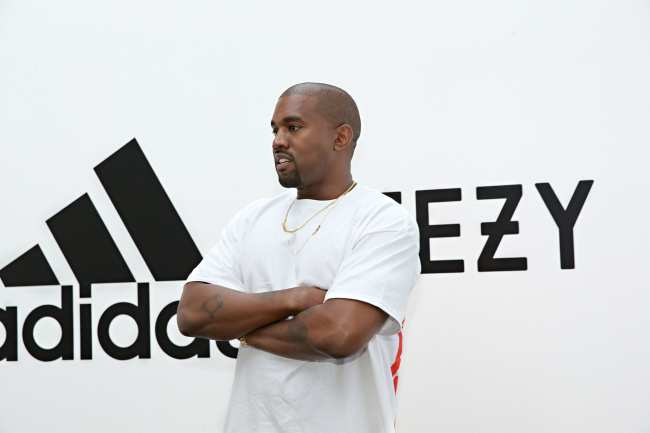              Adidas corto lazos con Kanye West despues de que hizo una serie de comentarios antisemitas            