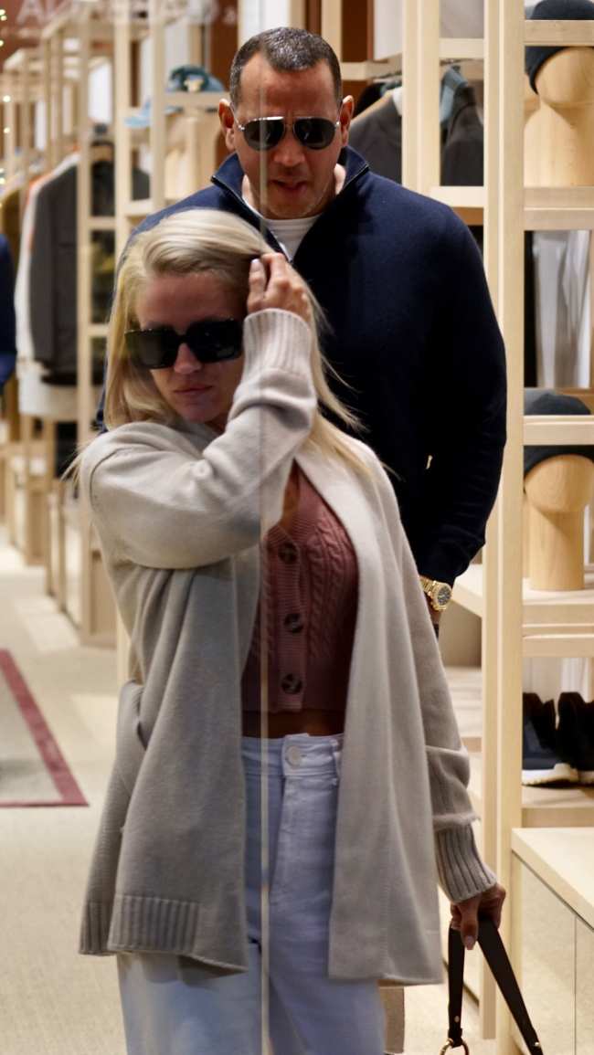              La pareja fue vista de compras en Beverly Hills            