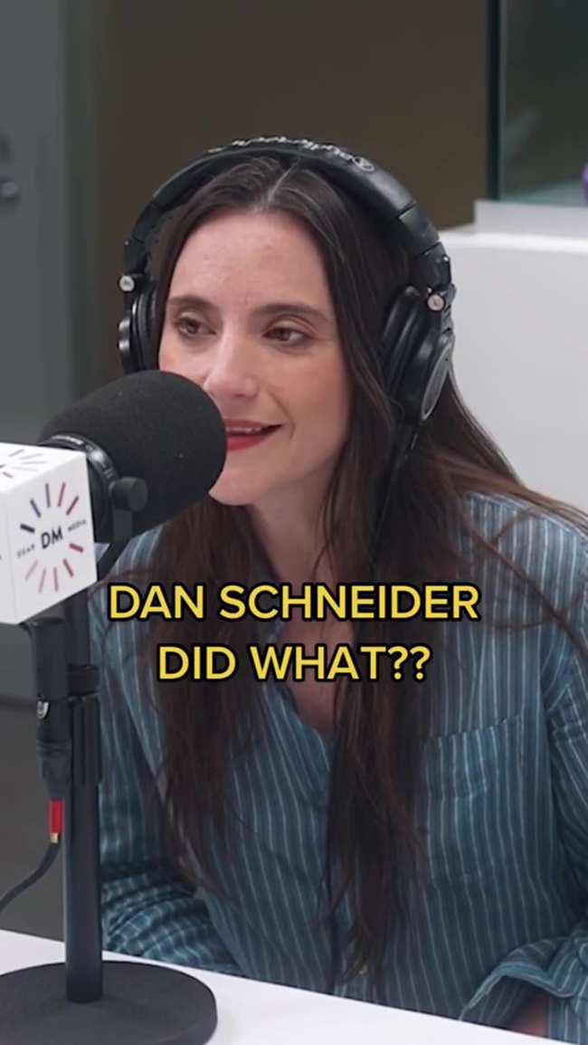              La ex estrella de Zoey 101 Alexa Nikolas afirmo en una entrevista que Dan Schneider se sentaria en las pruebas de vestuario            