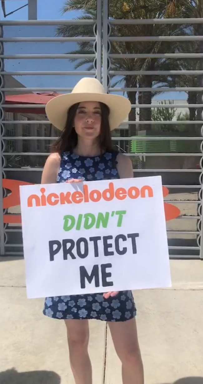              Nikolas organizo una protesta frente a la sede de Nickelodeon en agosto            