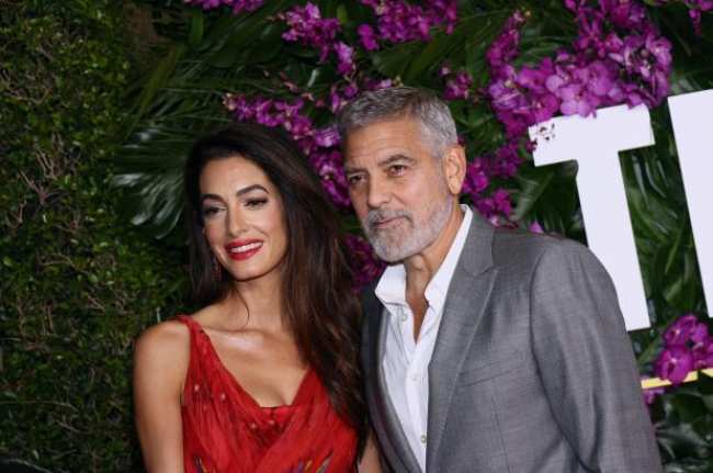 Amal Clooney quien compartio como sus gemelos de 5 anos inspiraron su trabajo dijo que uno de ellos hizo un dibujo de la prision y dijo Putin deberia estar aqui