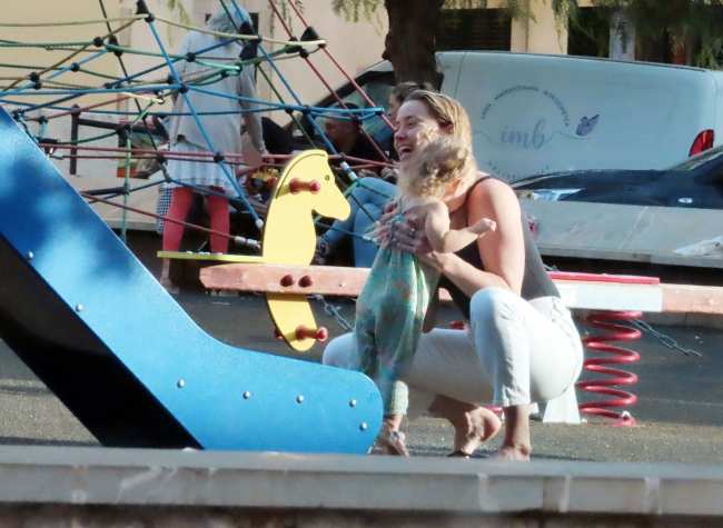 Amber Heard juega con su hija Oonagh