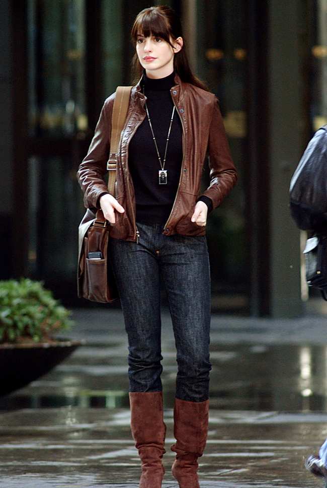             Hathaway lucio una chaqueta de cuero de Vince y un jersey de cuello alto de DKNY junto con botas de Calvin Klein en el set de The Devil Wears Prada en 2006            