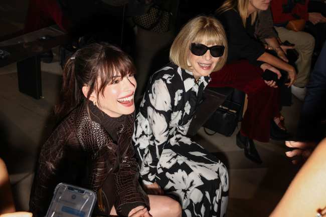             Hathaway y Wintour se rieron en el show de Michael Kors el mes pasado           
