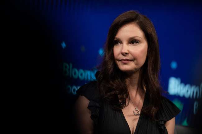              Ashley Judd se fracturo la pierna meses despues de la muerte de su madre Naomi Judd            