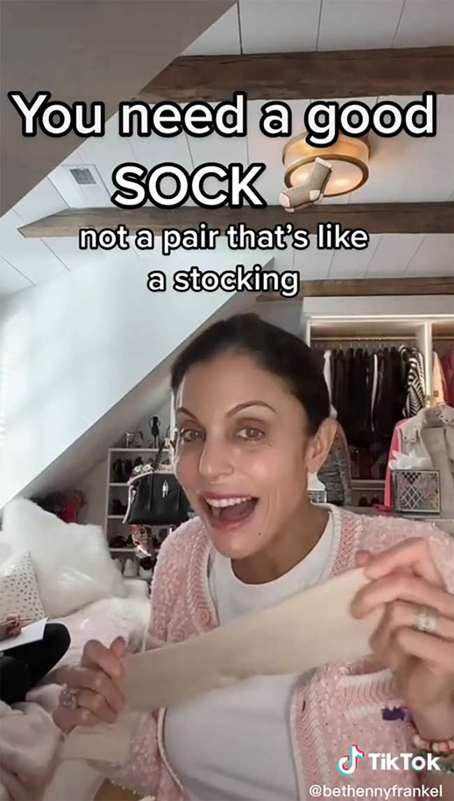              Frankel se entusiasmo con los calcetines que recibio en el video            