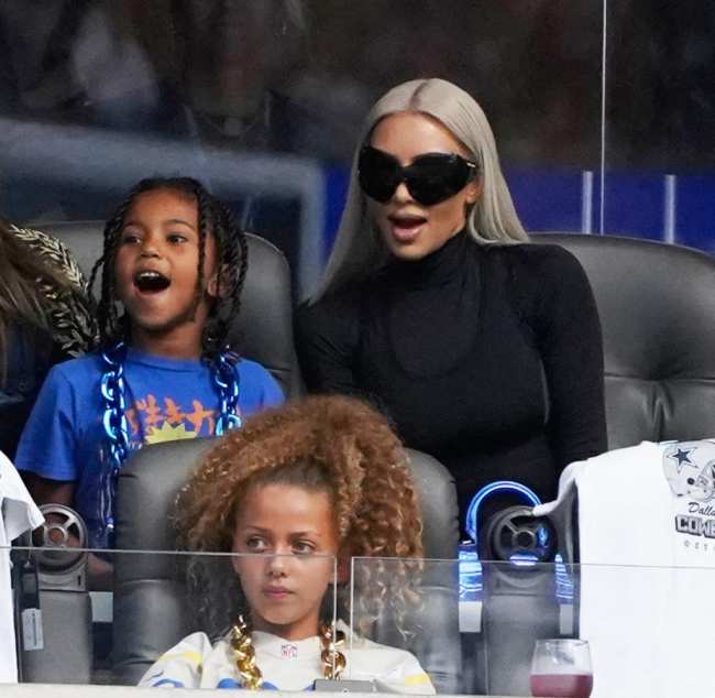 Kim Kardashian y su hijo son vistos en el partido de futbol americano de la NFL entre Los Angeles Rams y Dallas Cowboys en el estadio Sofi de Los Angeles CA