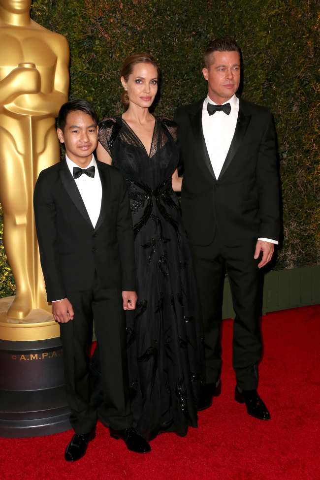 Jolie tambien alego que Pitt la sacudio y golpeo a otro de sus hijos