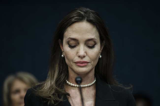 Angelina Jolie acuso a Brad Pitt de danarla fisicamente a ella y a uno de sus hijos en 2016 en una nueva contrademanda