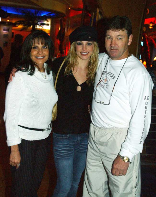 Britney Spears posando para una foto con sus padres