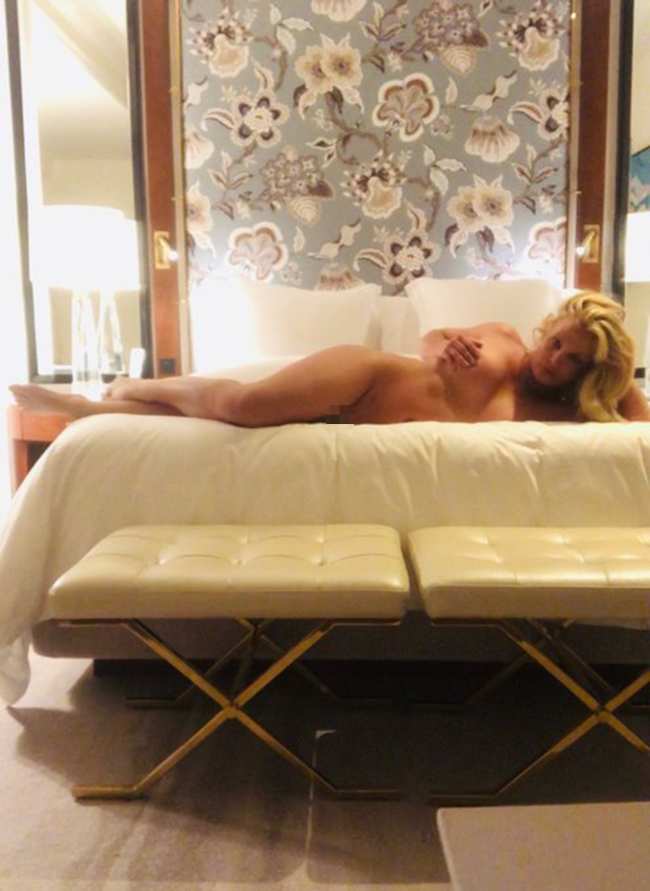 Britney Spears desnuda acostada en la cama