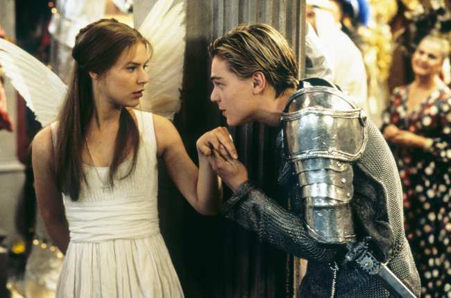              Juliet Claire Danes y Romeo Leonardo DiCaprio comparten un dulce momento en la pelicula de Baz Luhrmann de 1996 Romeo  Juliet            