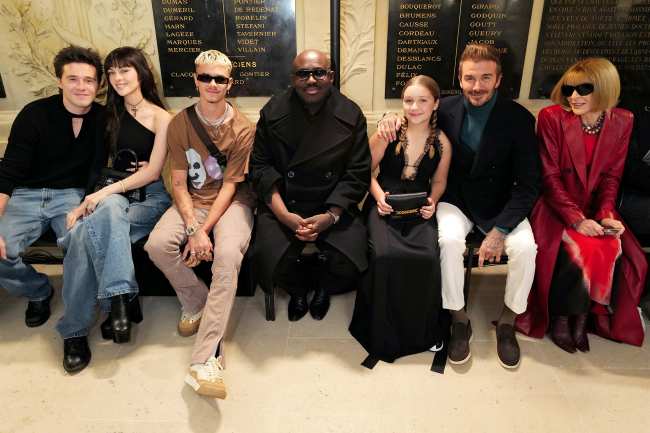              En una muestra de solidaridad Brooklyn y Nicola se sentaron en primera fila en el desfile de Victorias Paris Fashion Week en septiembre            
