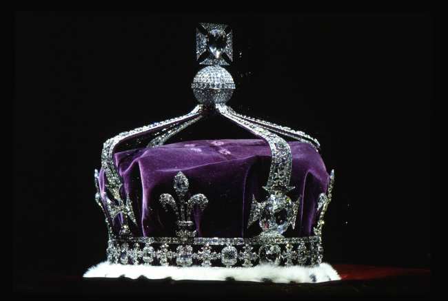              El diamante Kohinoor se encuentra sobre la corona que la Reina Madre uso para su coronacion en 1937            