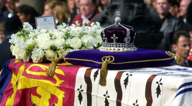              La corona se coloco sobre el ataud de la Reina Madre durante su funeral de 2002            