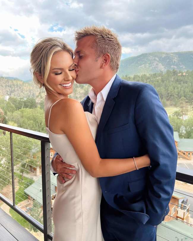 chase chrisley besando a emmy medders en la mejilla