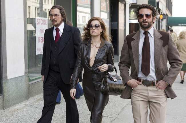 AMERICAN HUSTLE desde la izquierda Christian Bale Amy Adams Bradley Cooper 2013 ph Francois DuhamelC