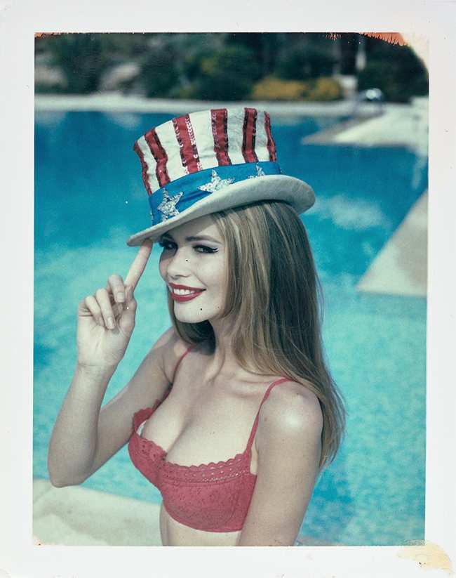 Claudia Schiffer con un sombrero de copa con tematica de EE UU
