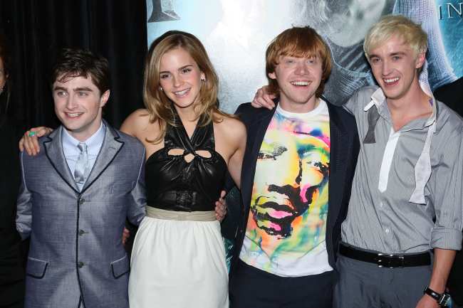              En sus memorias Felton solo tiene palabras amables para sus coprotagonistas de Harry Potter incluidos desde la izquierda Daniel Radcliffe Emma Watson y Rupert Grint            