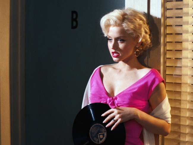 Blonde ha sido criticada por su descripcion cruel de las tragedias personales de Monroe
