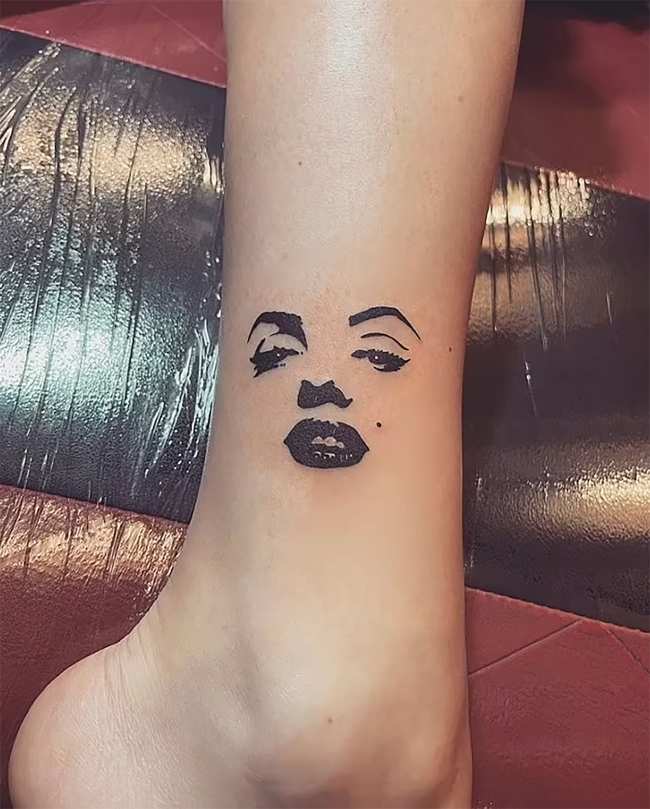 La cara de Monroe esta tatuada en el tobillo de Stodden
