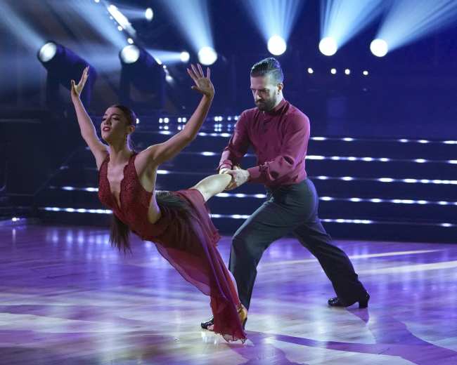 Charli DAmelio y Mark Ballas bailaron una rumba al ritmo de No Time to Die