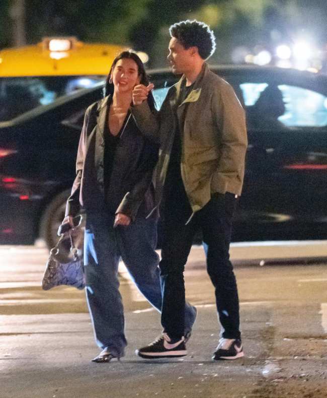 EXCLUSIVO Trevor Noah y Dua Lipa tienen una cita nocturna en la ciudad de Nueva York