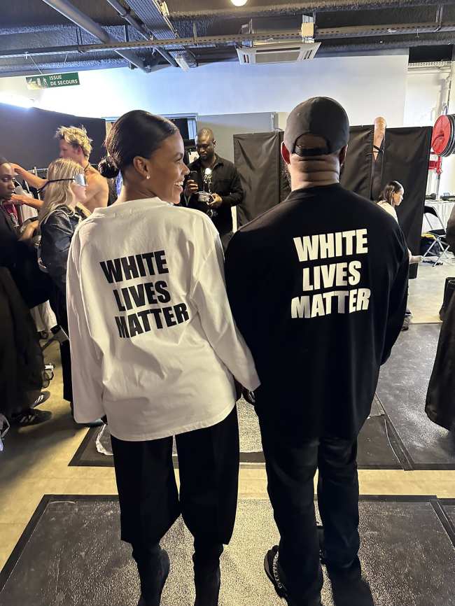 West visto aqui con Candace Owens uso una camiseta de White Lives Matter en su desfile de modas Yeezy