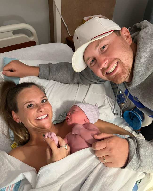 Scotty McCreery y Gabi Dugal en el hospital con su nuevo hijo