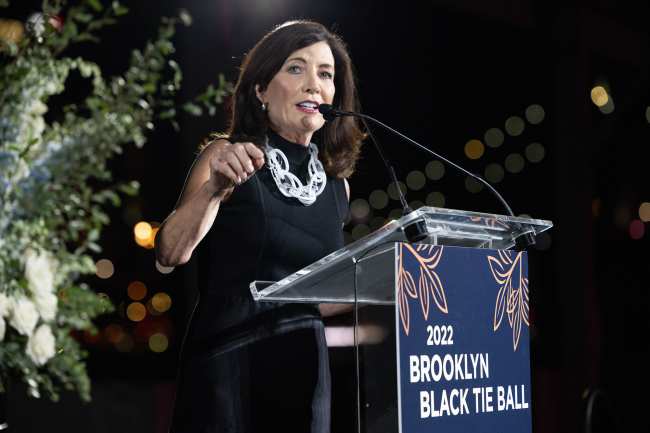             La gobernadora Kathy Hochul hablo en el Black Tie Ball de Brooklyn            
