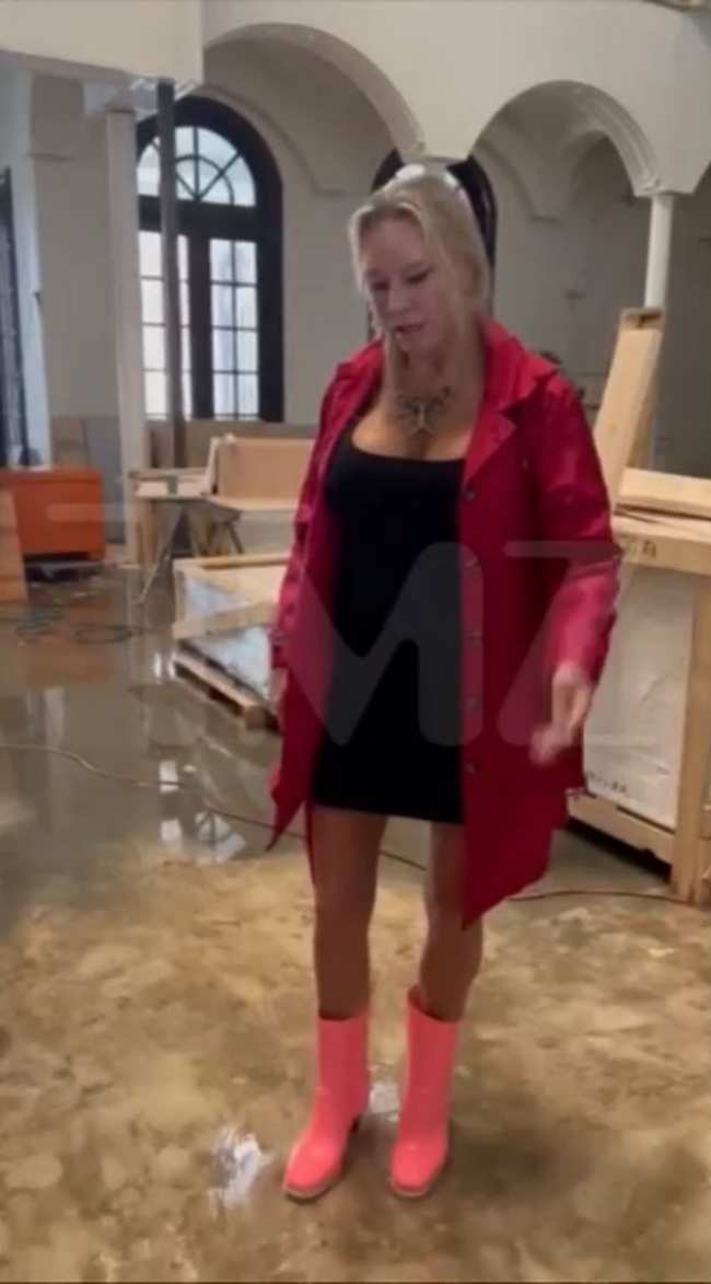 Jackie Siegel de pie dentro de su mansion despues del huracan Ian