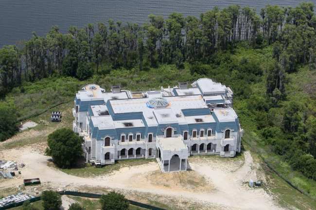 La mansion de estilo Versalles de Florida vista en construccion en 2010