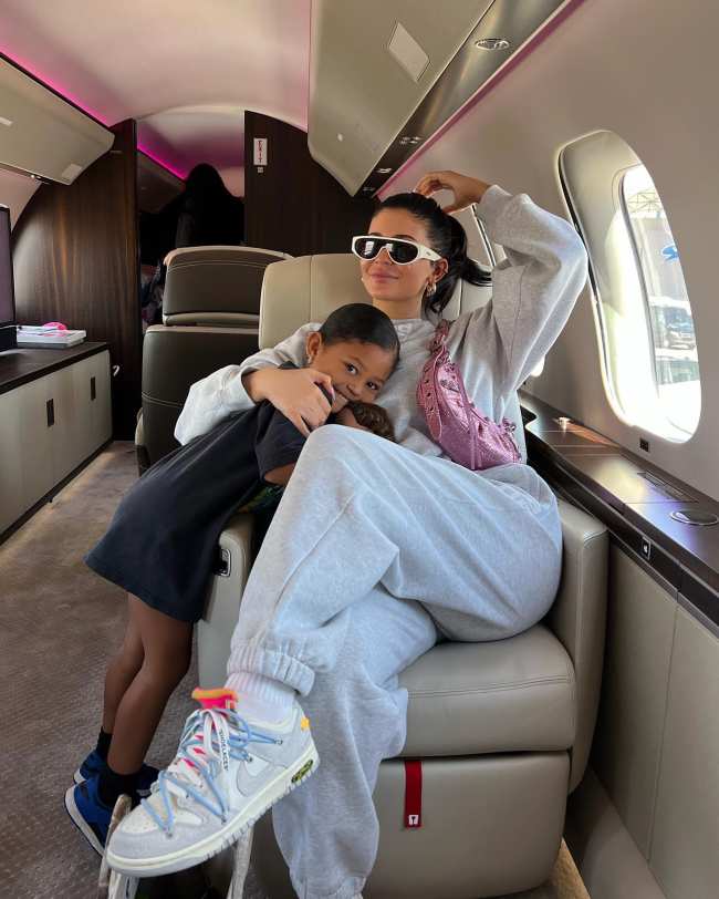              Kylie se ve aqui posando con su hija Stormi mientras dan un paseo en su jet privado            