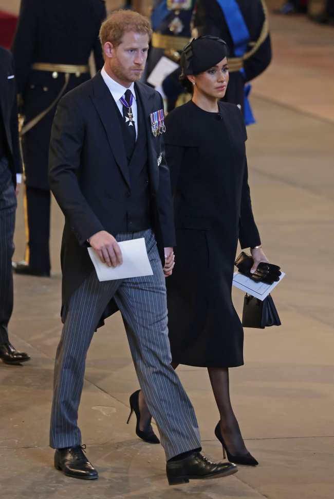             Al principe Harry no se le permitio usar su uniforme militar en el funeral de la reina           