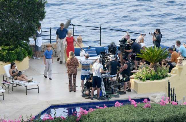 EXCLUSIVA Elizabeth Debicki como Lady Diana Spencer filmando The Crown en Mallorca junto al principe William el actor Rufus Kampa y Will Powell como el principe Harry