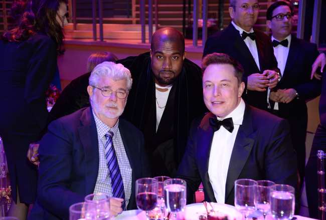 George Lucas Kanye West y Elon Musk posan juntos para una foto en un evento
