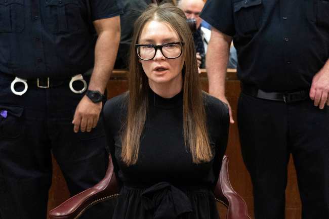 La estafadora socialista Anna Delvey nee Sorokin podria ser liberada de un centro de detencion de ICE si el estafador condenado puede encontrar un lugar para quedarse