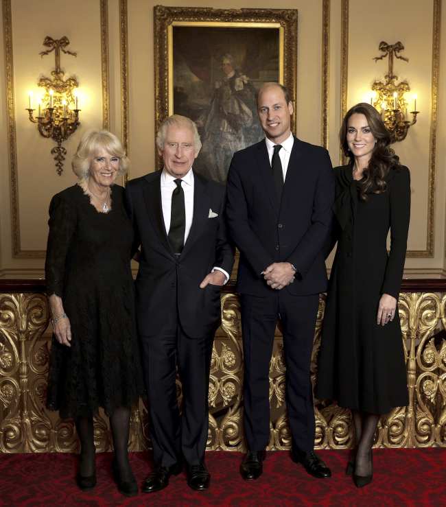 El palacio publico recientemente esta foto de la reina consorte Camila el rey Carlos III el principe Guillermo y Kate Middleton