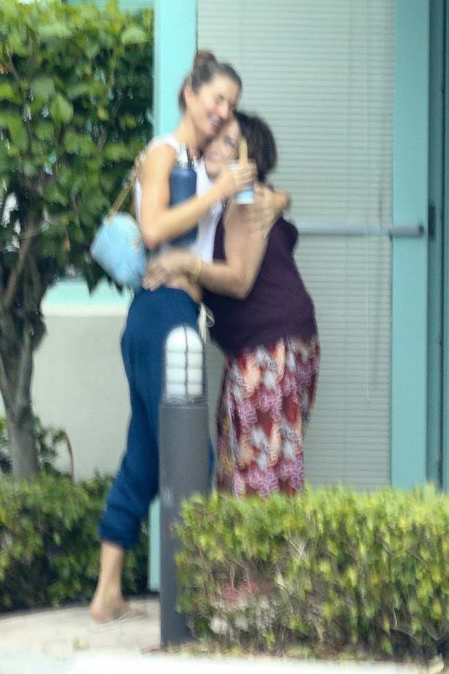 La pareja se abrazo fuera de la oficina